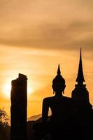 silueta del templo de wat hermoso templo en el parque histórico de tailandia foto