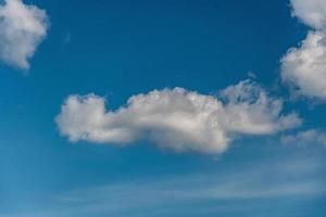 nubes blancas en el cielo azul foto