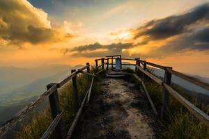 vista de la montaña phu chi dao o phu chee dao en chiang rai, tailandia foto