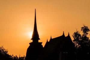 silueta del templo de wat hermoso templo en el parque histórico de tailandia foto