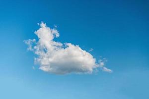 nubes blancas en el cielo azul foto