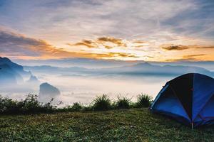 paisaje de montañas niebla y carpa parque nacional de phu lanka provincia de phayao al norte de tailandia foto