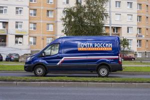 sosnovy bor, rusia-septiembre 03.2021 minibús de entrega del correo ruso, entrega de correo foto