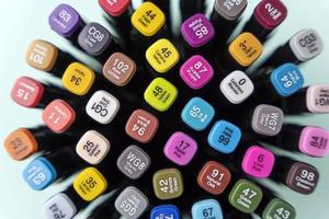 un conjunto de marcadores de colores, marcadores multicolores, una vista superior sobre un fondo turquesa, el concepto de creatividad artística foto
