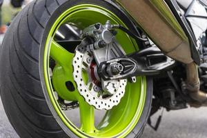 sistema de freno trasero de motocicleta, disco de freno, rueda, pinza de freno, rueda trasera, vista lateral de motocicleta foto