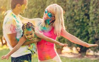 familia feliz con pintura. concepto de familia amistosa. foto