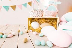 feliz tarjeta de pascua. marco con huevos de pascua moteados de oro y azul con espacio de copia para texto. aislado sobre fondo blanco foto