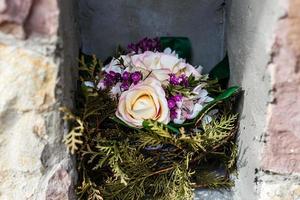 floreros de seda de colores en el cementerio