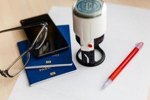 pasaporte en tarjeta de declaración con gafas y bolígrafo foto