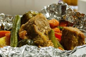 fondo de alimentos saludables, verduras y carne al vapor al vapor. llevar comidas orgánicas naturales en cajas de aluminio. nutrición física. entrega de platos de restaurante foto