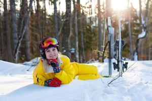 mujer esquiadora disfrutar en invierno día soleado, vacaciones foto