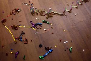 toma de un piso de madera después de una fiesta con poppers y confetti foto