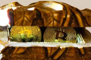 tesoros de bitcoin dorado moneda criptográfica misteriosa caja de madera antigua dinero virtual foto