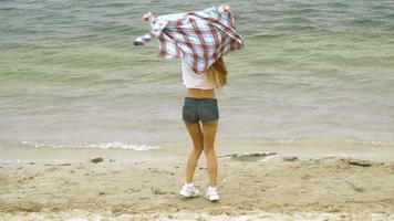 Fröhliche junge Blondine an einer Küste im Sommer video