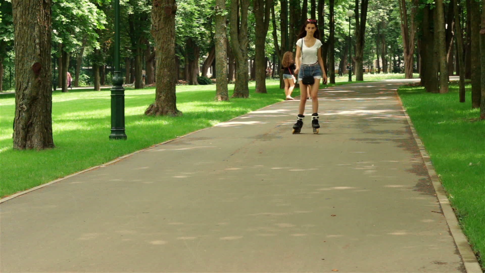 niña patinando.Video de patinaje sobre ruedas.videos en español 