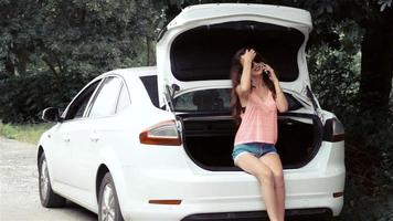 mulheres esbeltas adequadas ao carro e abrem o porta-malas video
