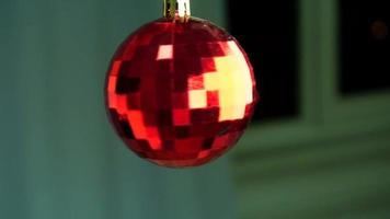 bel ornement de boule de Noël rouge sur fond blanc en rotation au ralenti video