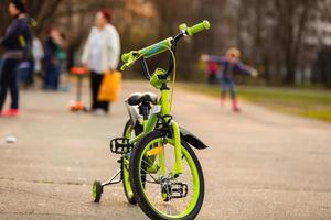 una bicicleta con luz solar y árbol verde en el parque al aire libre para el fondo foto