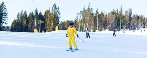 mujer esquiadora disfrutar en invierno día soleado, vacaciones foto