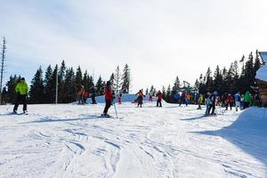 bukovel, ucrania - 27 de enero de 2018 turistas de esquiadores y practicantes de snowboard, la estación de esquí más grande de europa del este foto