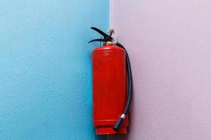 extintor de incendios en la pared azul foto