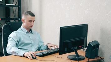 Der Manager konzentriert sich auf den Computer im Büro video