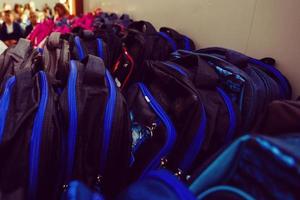 mochilas escolares en concepto de escuela foto