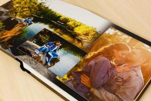 páginas de fotolibro de boda o álbum de boda sobre fondo blanco foto