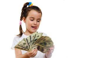 niña feliz con dinero dólar aislado foto