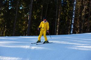 mujer esquiadora disfrutar en invierno día soleado, vacaciones foto