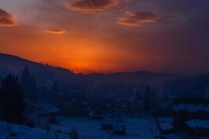 casa de nieve en el país de los sueños de invierno al amanecer en el bosque, clima antiguo y mucha nieve en el techo foto