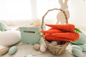 feliz tarjeta de pascua. marco con huevos de pascua moteados de oro y azul con espacio de copia para texto. aislado sobre fondo blanco foto