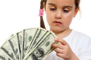 niña feliz con dinero dólar aislado foto