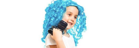 belleza de estilo funky. lindo bebé con cabello largo y azul. el niño pequeño usa el pelo de peluca azul. niño pequeño con peinado de peluca elegante. adorable niño pequeño con peluca de moda. peinado de belleza para la fiesta de cosplay. foto