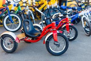 bicicletas strider para niños para hacer ejercicio, enfoque selectivo, fondo. copie el espacio foto