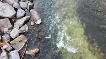 Drohne fliegt mit Felsen über dem Fluss video