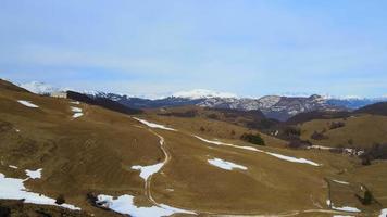 un hermoso paisaje de una colina en Lessinia, una reserva natural en Italia video