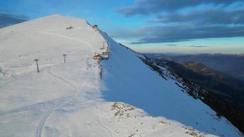 bei Sonnenuntergang über die Berggipfel fliegen video