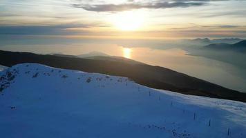 dronevlucht over de berg bij zonsondergang op een mooie dag video