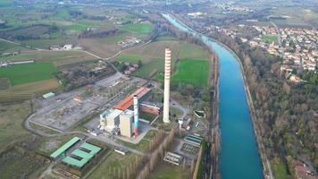 zone industrielle avec tuyaux de centrale électrique video