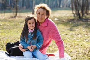 abuela con nieta en el parque, primavera foto