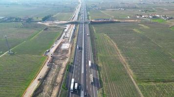 auto- und lkw-verkehr auf der autobahn von oben video