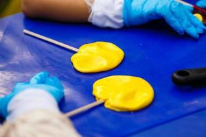 Lollipop preparation process, child makes caramel photo