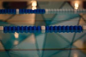 la vista de una piscina pública vacía dentro de los carriles de un deporte de piscina de competición foto