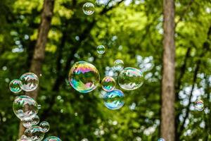 burbujas de movimiento flotando en el aire foto