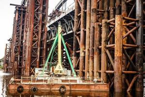 construcción del puente sobre el río. foto