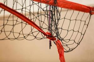 red de enfoque suave de la cancha de voleibol foto