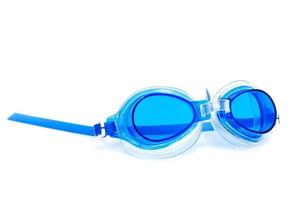 gafas azules para nadar con gotas de agua aisladas en fondo blanco foto