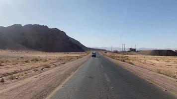 vista traseira dirige em estrada deserta na Jordânia em turnê. wadi rum oriente médio video
