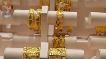 dubai, emiratos árabes unidos, 2022 - varios collares dorados de lujo de estilo árabe en la antigua tienda del zoco de oro en el viejo dubai video